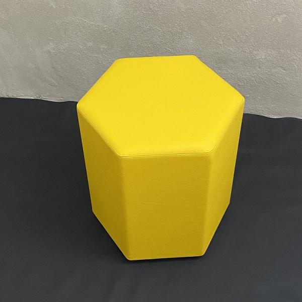 gelber sechseckiger Hocker.